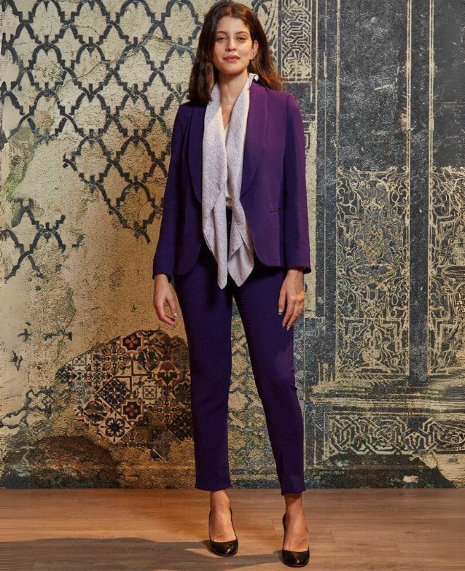 Ad. Mall - Ms. Marion - Lina Scarf